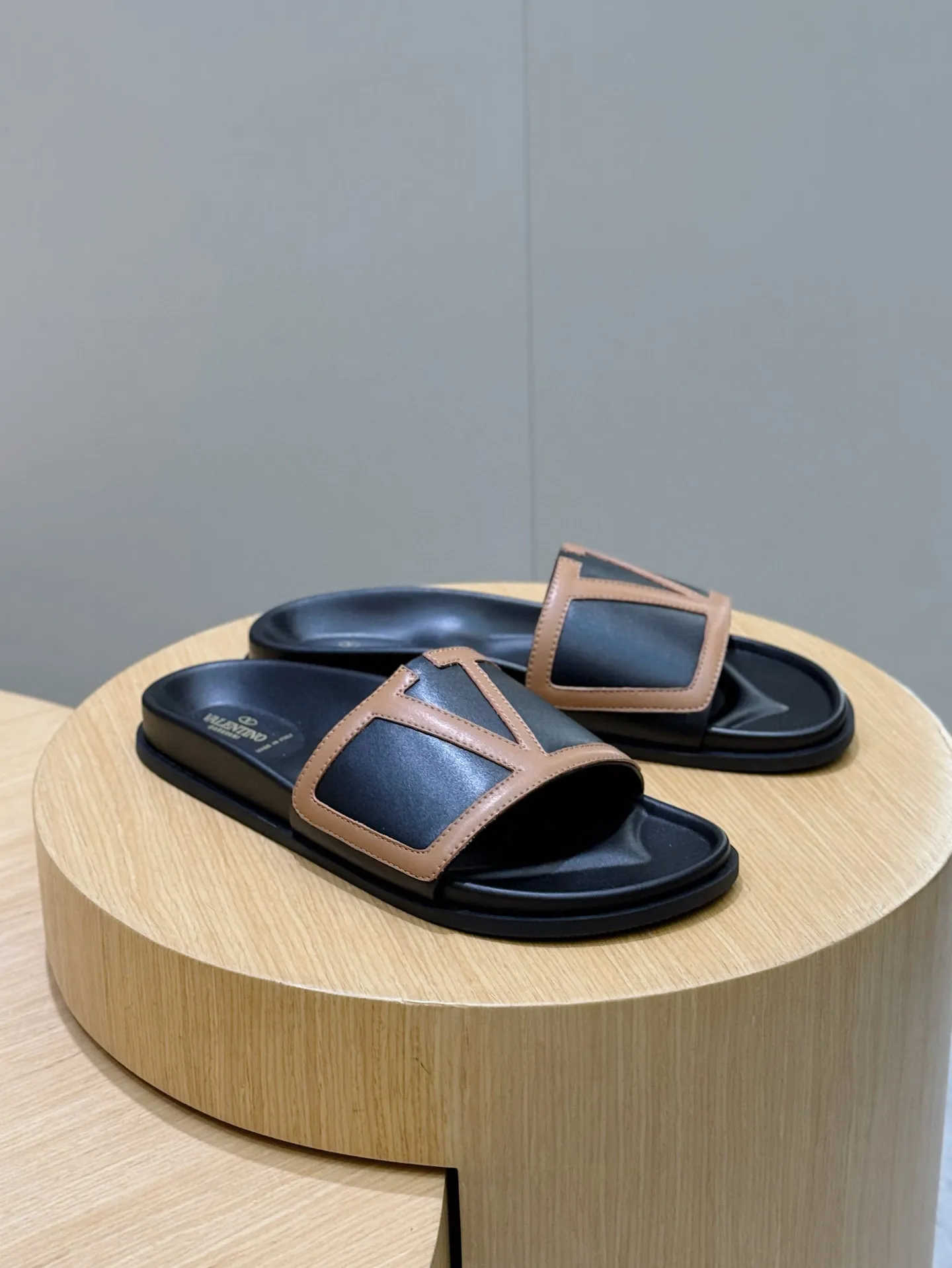 [VALENTINO] Top P: 540💰 Size: 39-44 (customized at 38.45) 🆕2025VLT — Valentino’s latest summer men’s slippers. The use of imported cowhide elements on slippers has been sublimated! It is worthy of recognition both visually and in terms of quality. Excellent quality, comfortable and durable! The embellishment of the perforated V hardware on the toe adds a sense of fashion! Cowhide feet